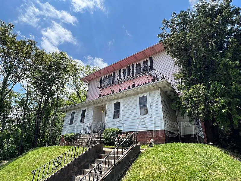 2 bed, 1.0 bath, $1,295 — Photo 1