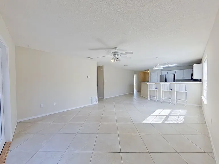 914 Christen Ct — Photo 2
