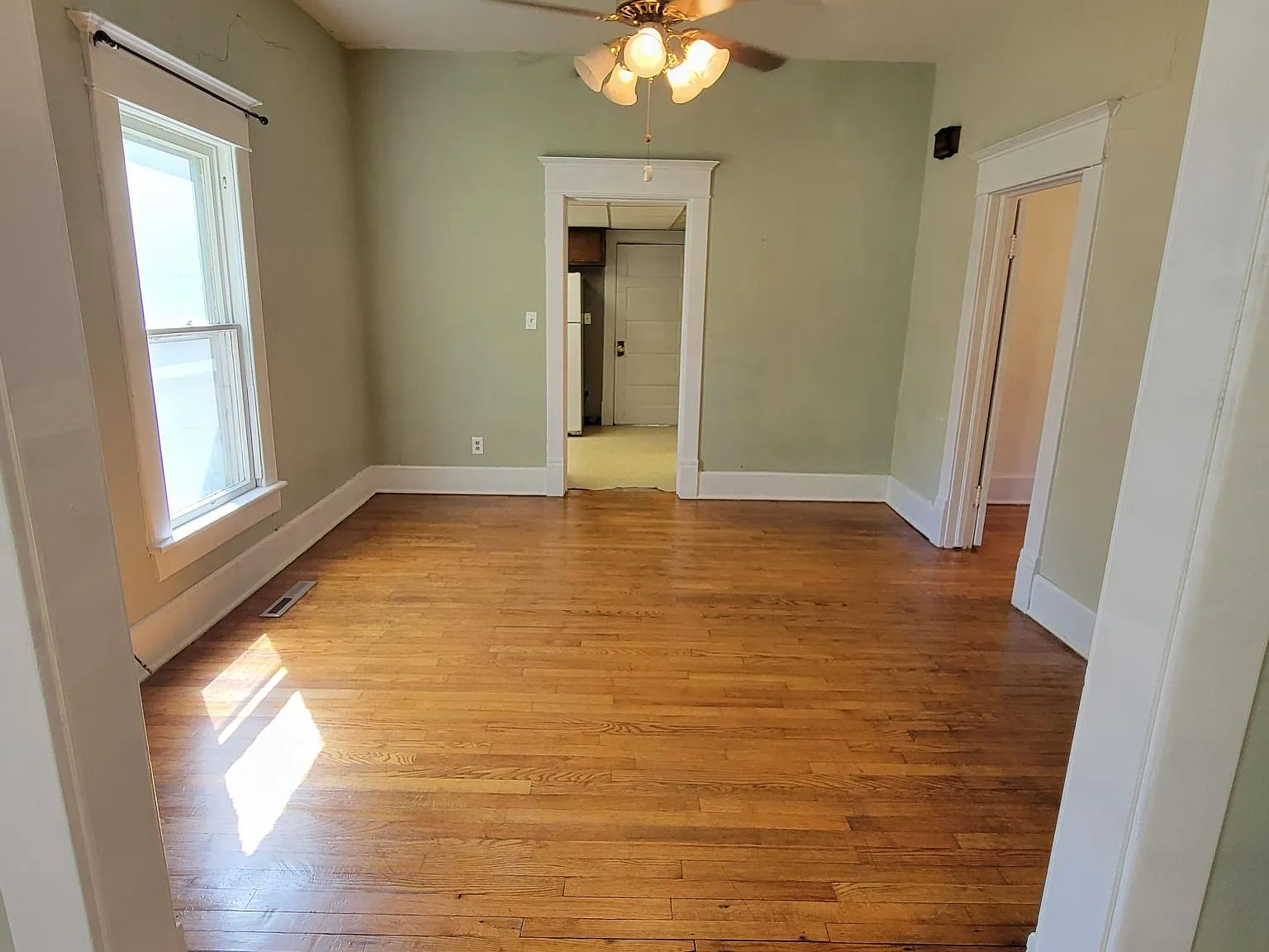3 bed, 1200 sqft, $1,200 — Photo 2
