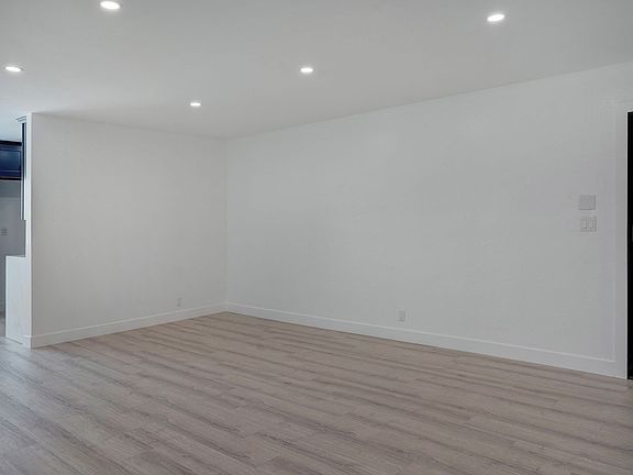 4th image of 124-126 S Marengo Ave #19