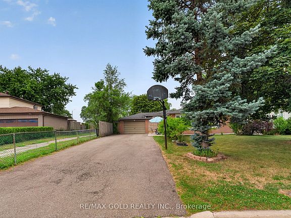 3rd image of 32 Dunblaine Cres