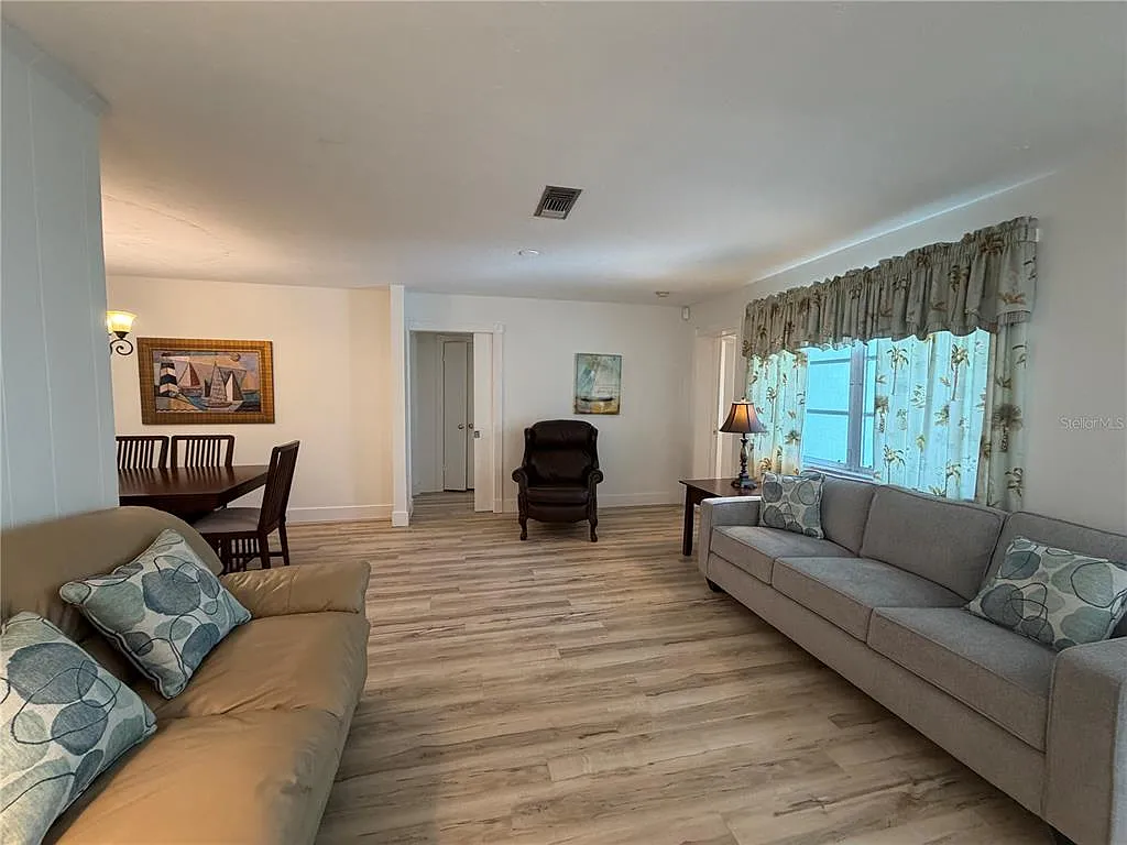 3 bed, 2.0 bath, 2017 sqft, $3,000 — Photo 3