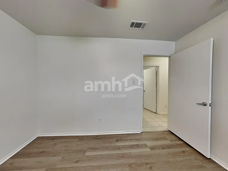 532 Winbridge Ln — Photo 14