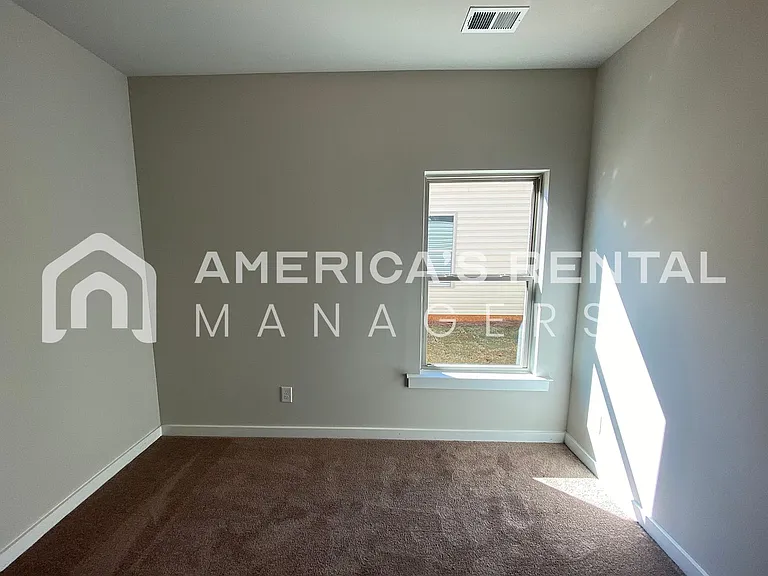 581 Andrew Dr — Photo 11