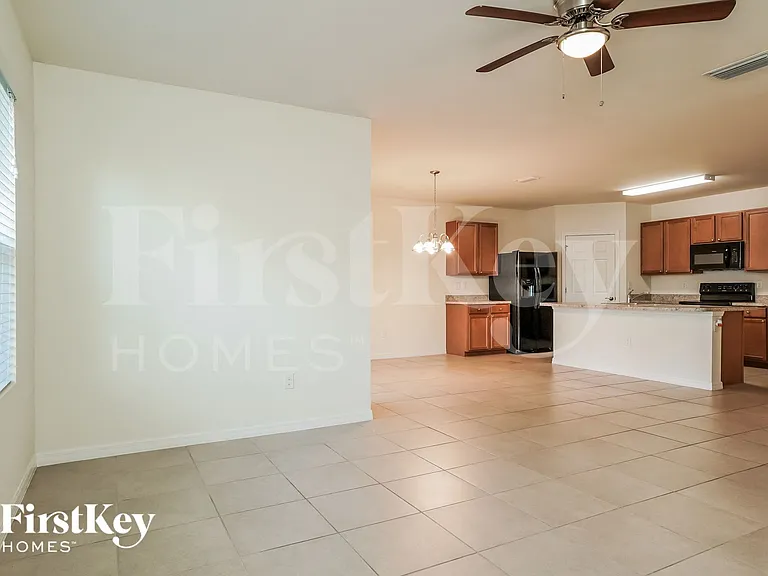 237 SE 3rd St — Photo 3