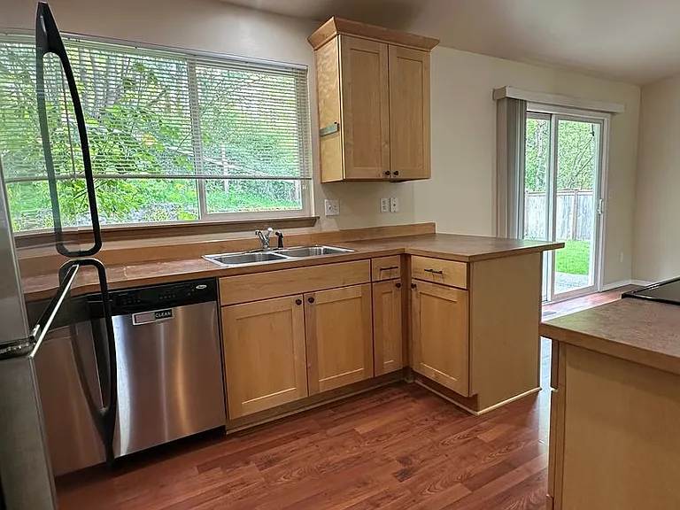 408 Saratoga St — Photo 18