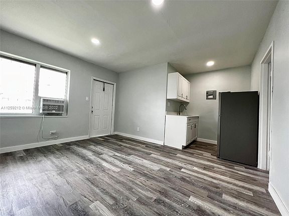 4th image of 2901 NW 18th St APT 25