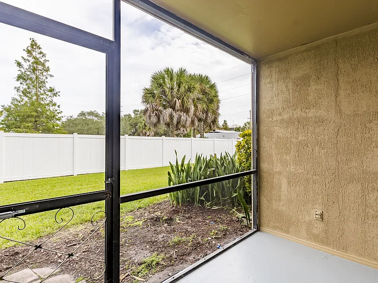 Silver Palms Apartments — Photo 15