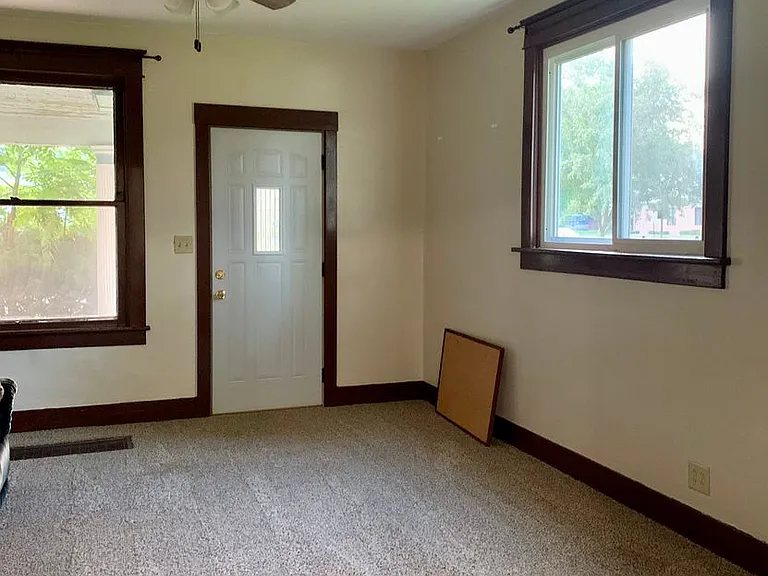 182 N Sandusky St — Photo 2