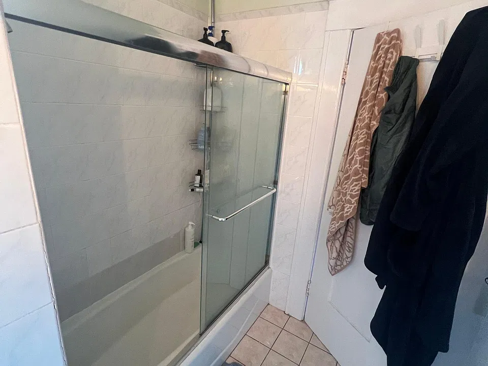 Bathroom Tub / Shower combo