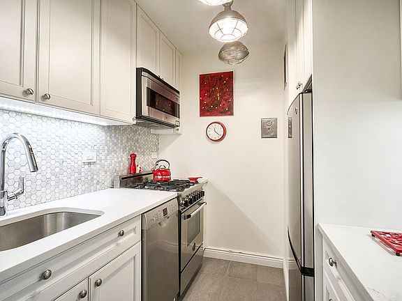 3rd image of 2025 Broadway APT 10J