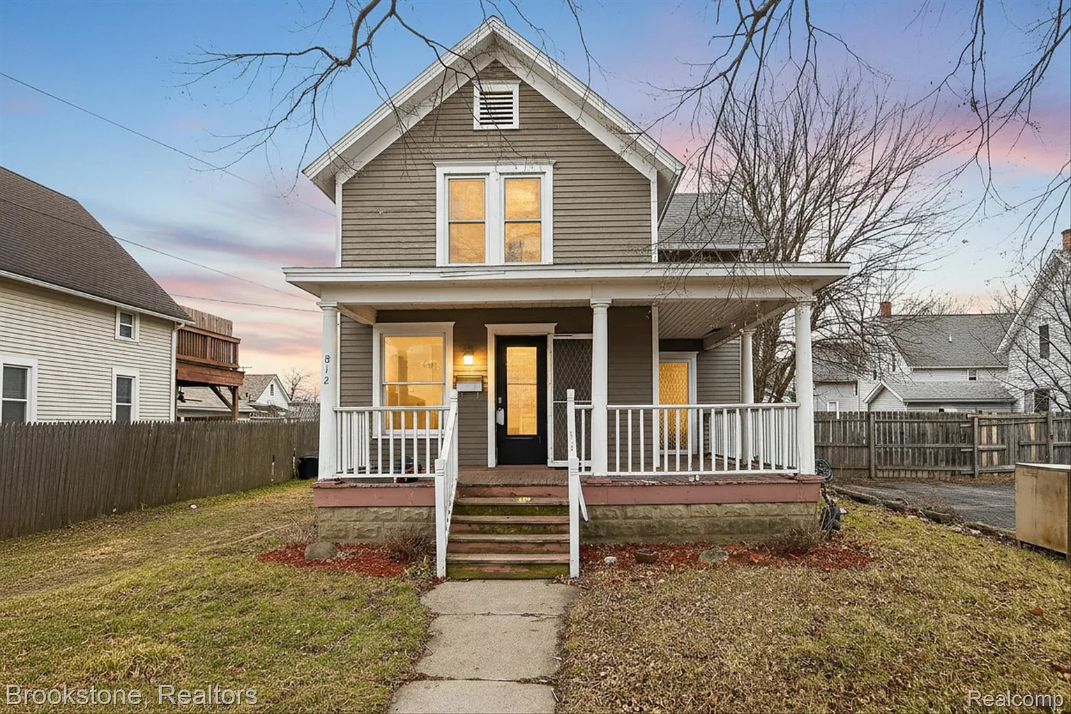 812 Bacon St photo 1