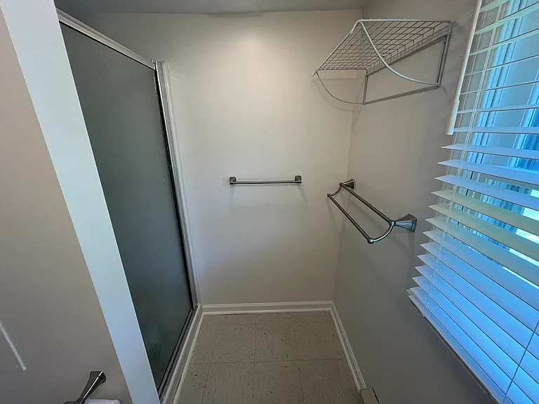 328 Tyrone St — Photo 15