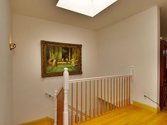 5th image of 320 Excelsior Ave