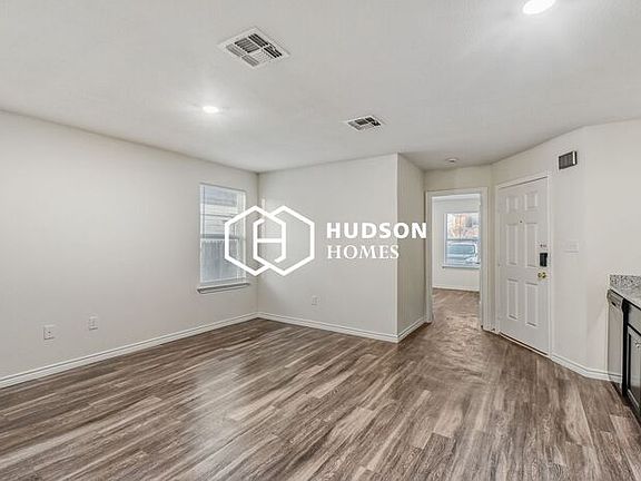 3rd image of 925 Grape St
