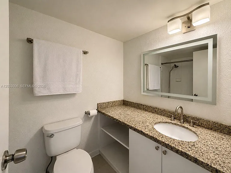 1000 Parkview Dr #415 — Photo 6
