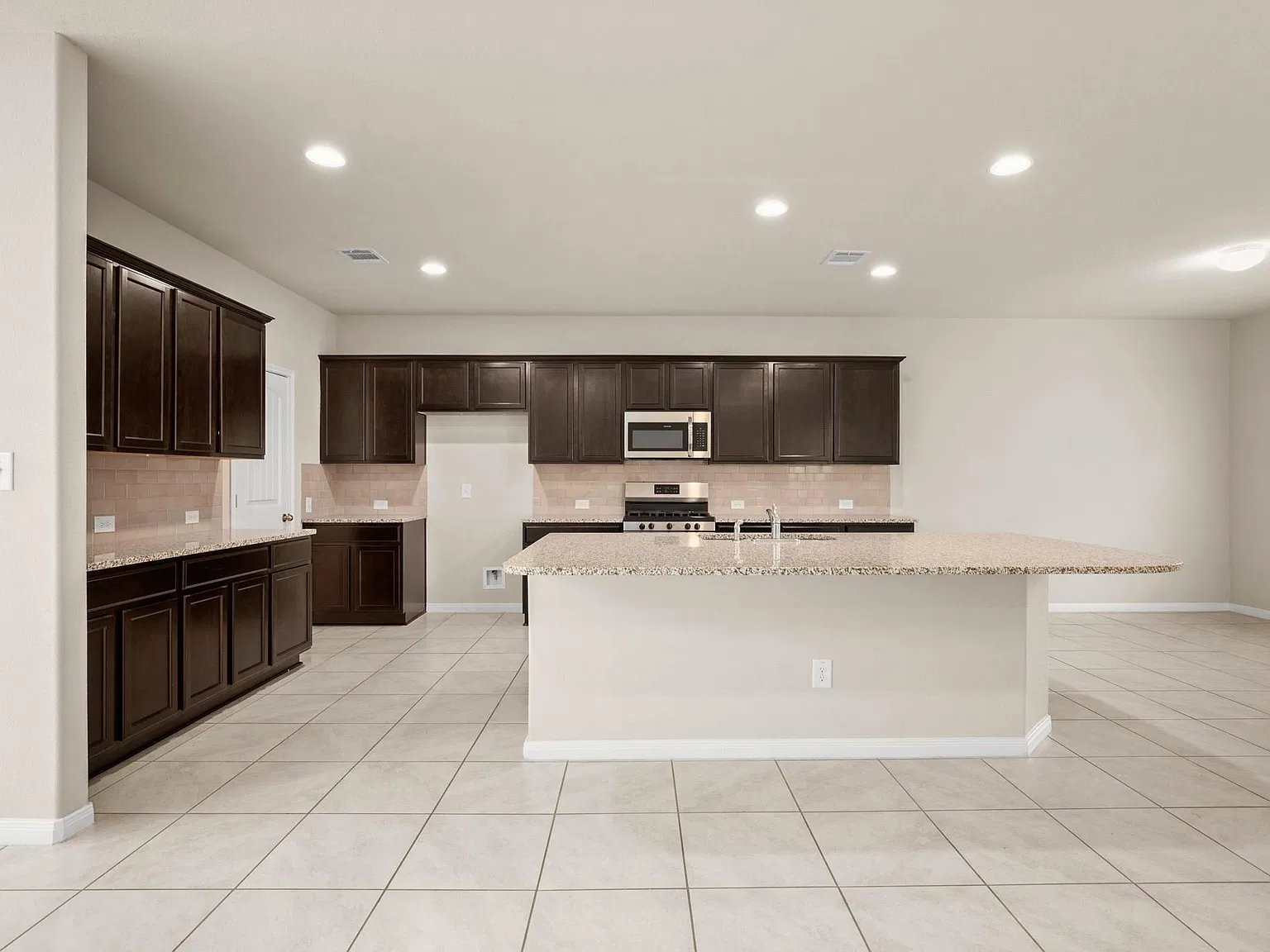 3 bed, 2.5 bath, 2034 sqft, $2,100 — Photo 3