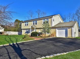 89 Stonehurst Ln, Dix Hills, NY 11746