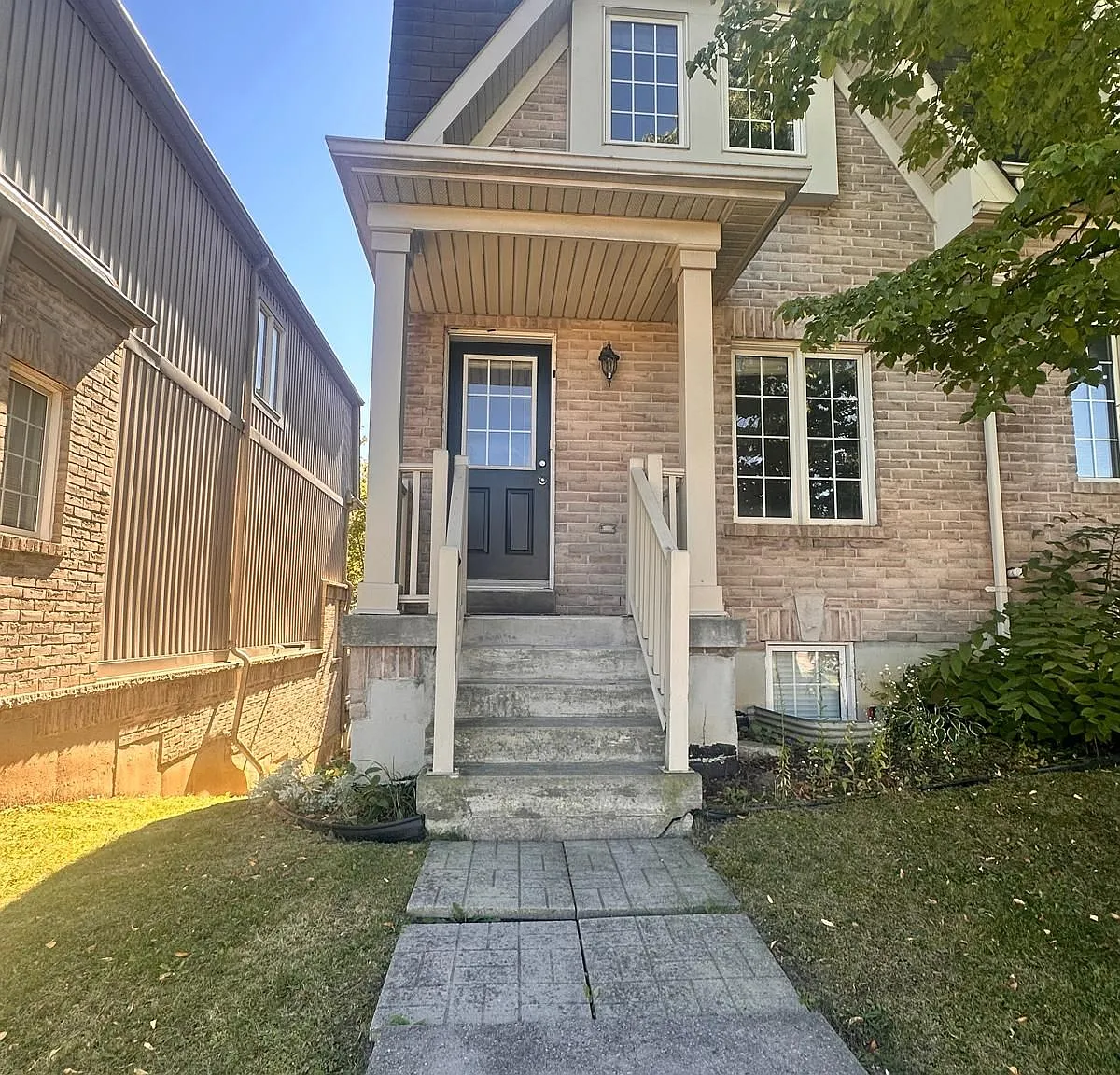 4 bed, $3,000 — Photo 1