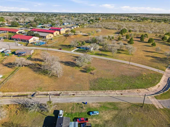 2 Dunn St, Yoakum, TX 77995