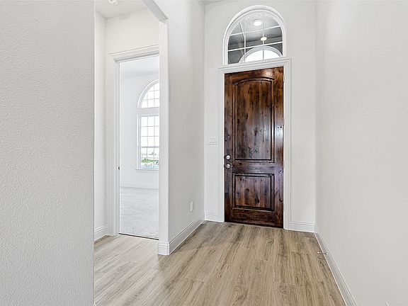 3rd image of 521 Carriage Hill Rd