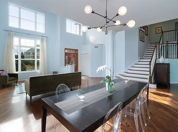 4th image of 329 Colonial Dr