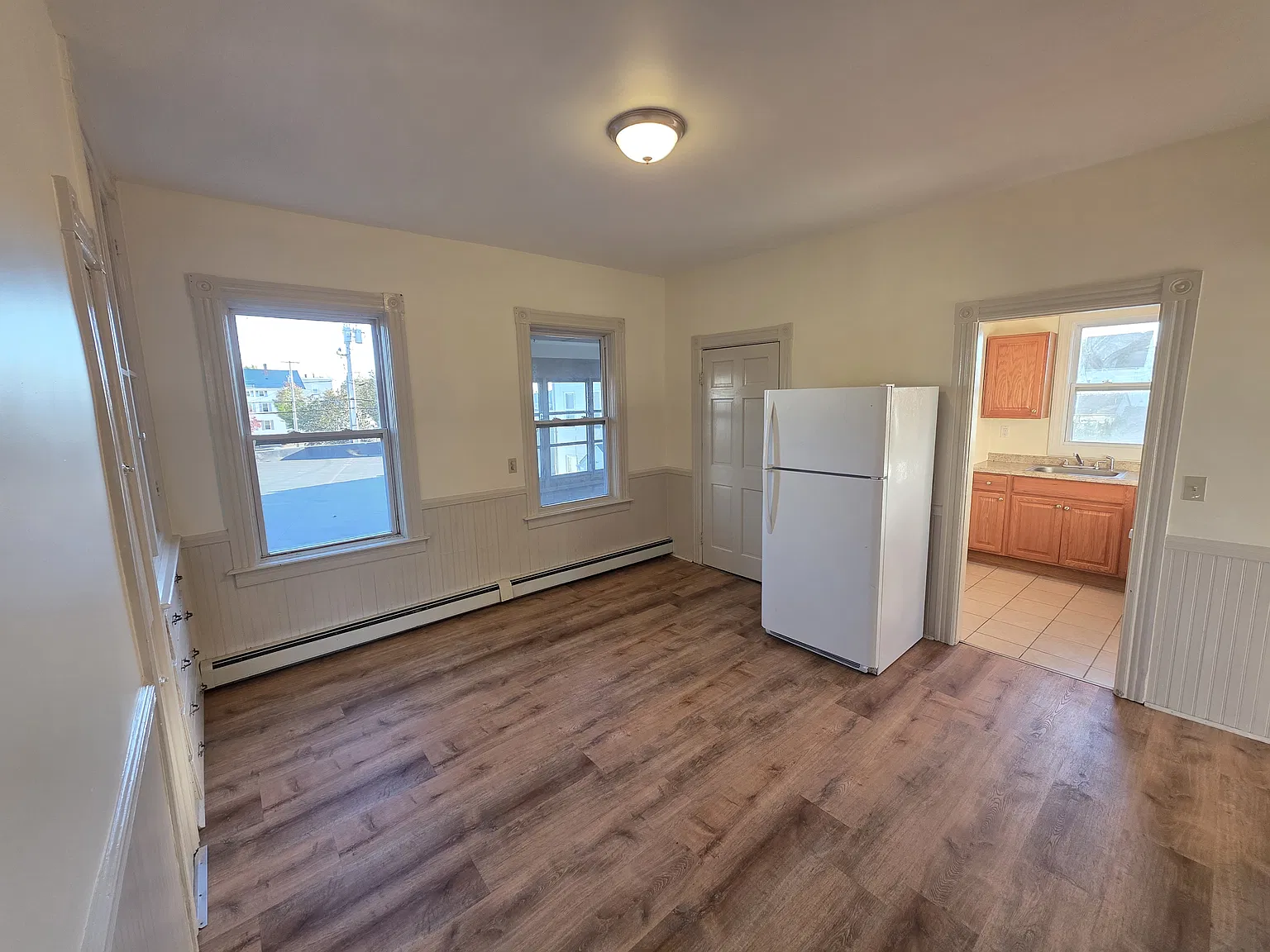  624 Broadway 2ndFlr 2B/1B FreshPaint Hardwoods! Laundry Prkg Balcony! — Photo 4