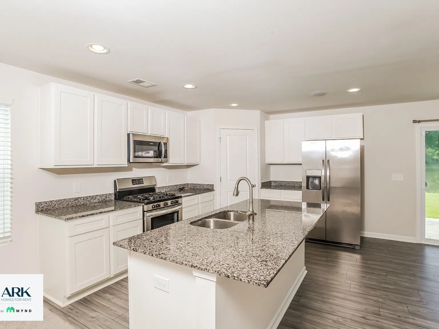3 bed, 2.0 bath, 2280 sqft, $2,015 — Photo 4