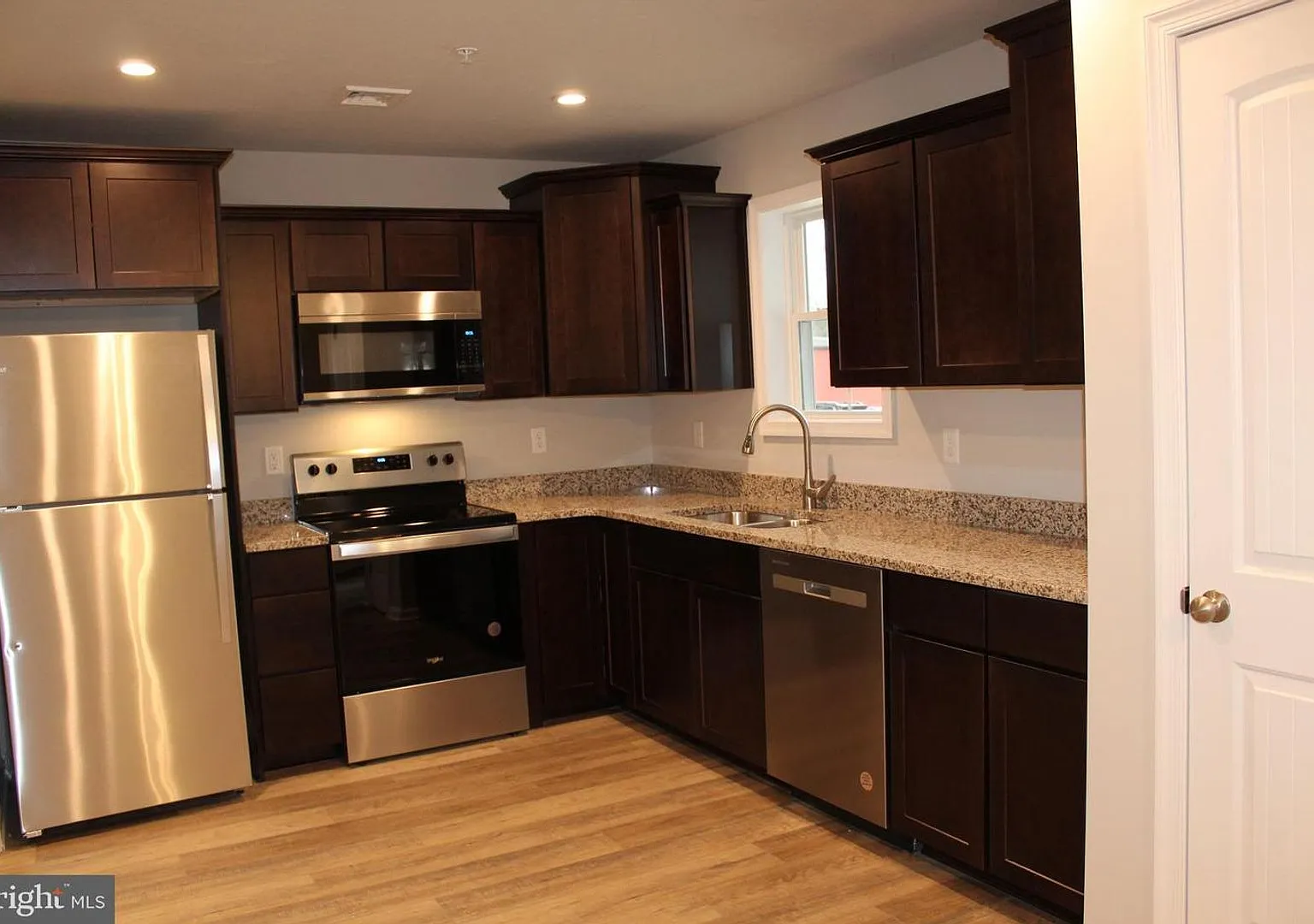 Stunning 3-bedroom townhouse in prime location! — Photo 2