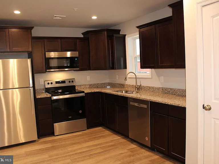 642 N College St — Photo 2