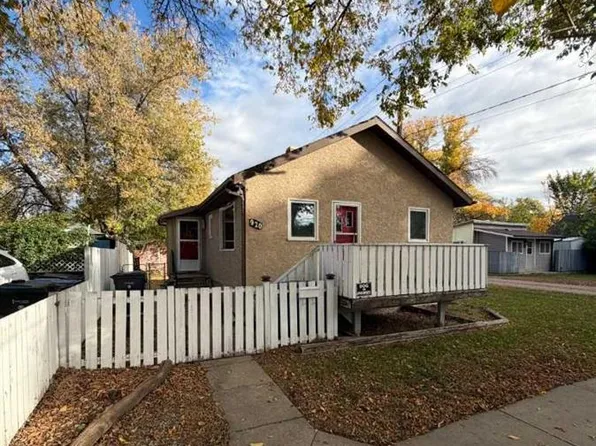 920 S Yuill St SE, Medicine Hat, AB T1A 0Y8