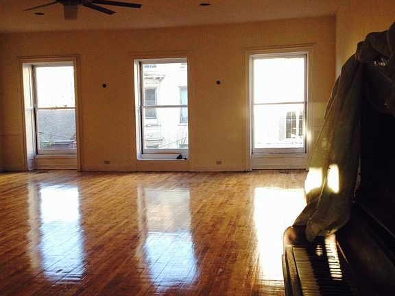 yes, that's a piano included