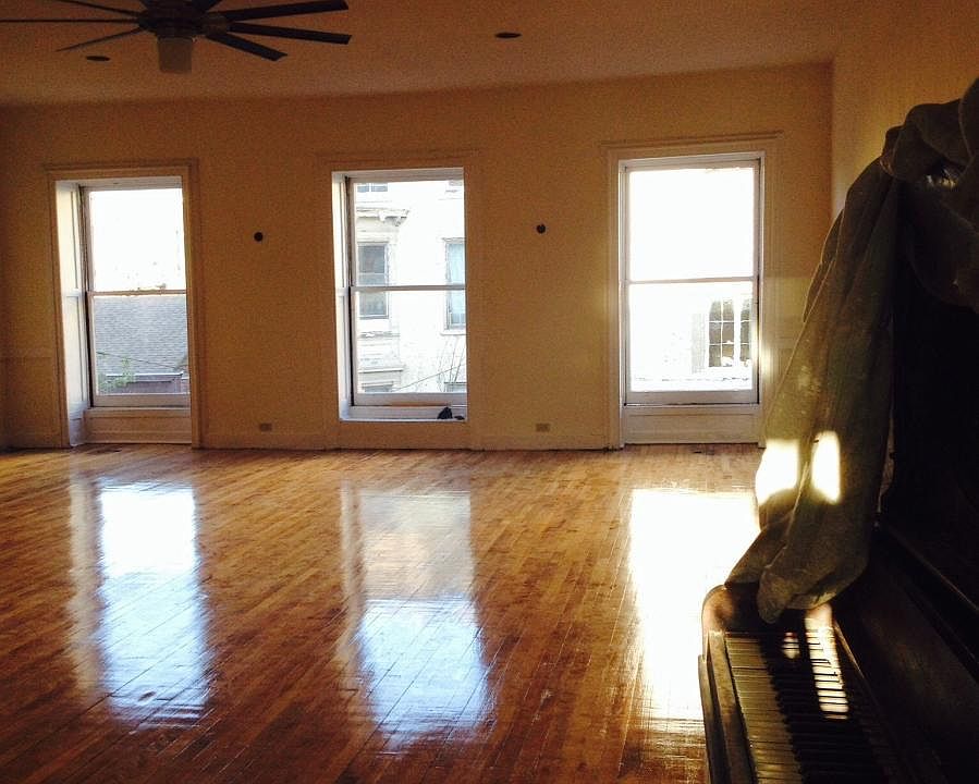 yes, that's a piano included