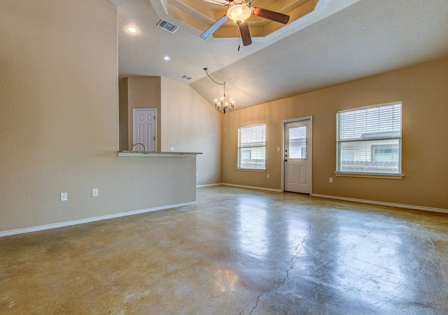 Nice 3 Bedroom Duplex located in New Braunfels! — Photo 3