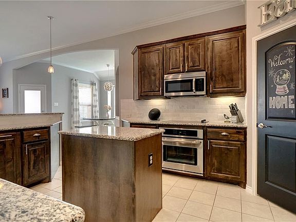 5th image of 304 Prince John Dr
