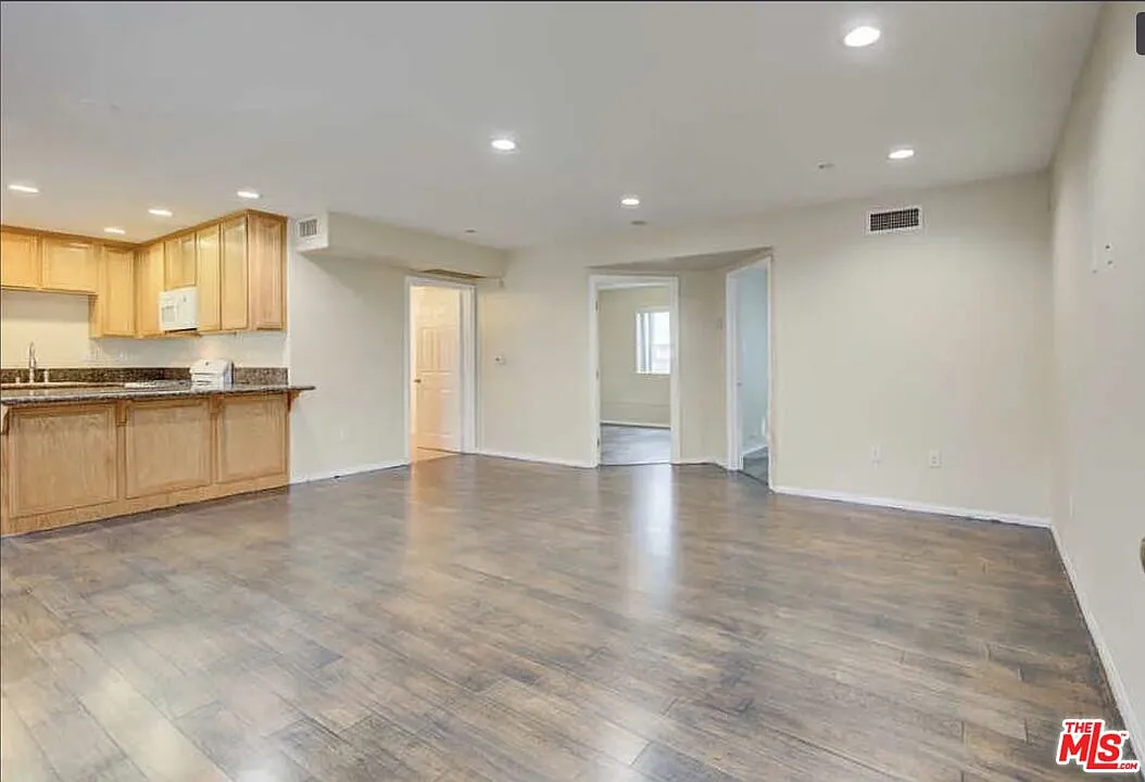 2 bed, 2.0 bath, 900 sqft, $2,450 — Photo 1