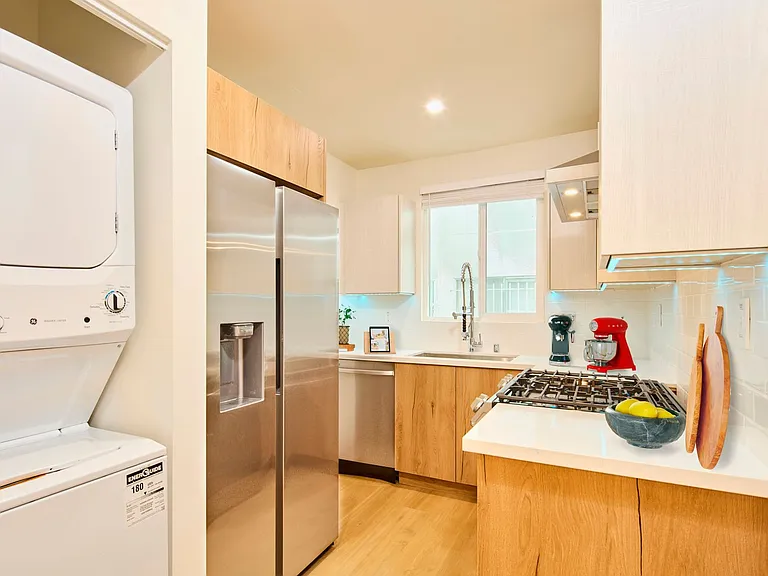 1047 N Sierra Bonita Ave — Photo 2