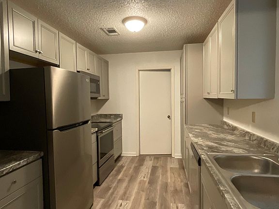 4th image of 112 Clarence Ave