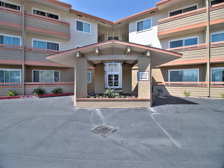 Stone Creek Apartments — Photo 1