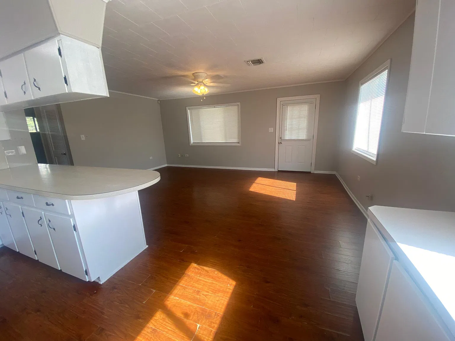 2 bed, 944 sqft, $1,100 — Photo 3