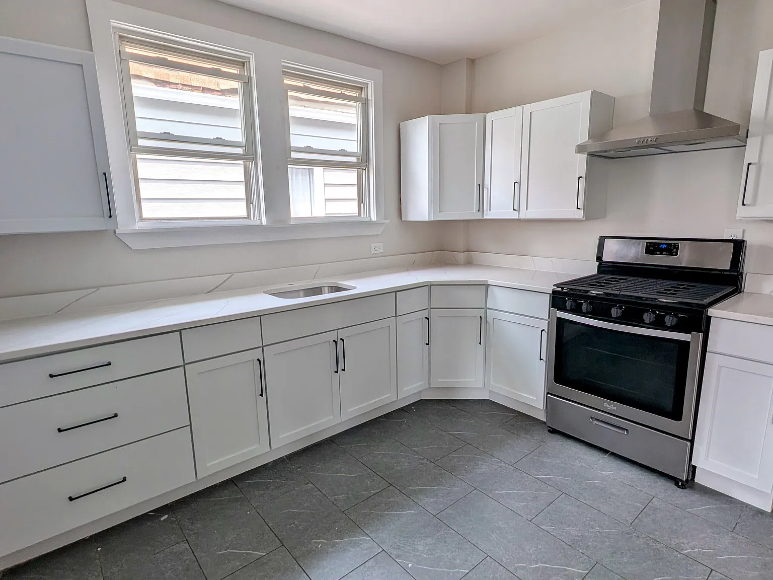 352 Jackson St — Photo 1