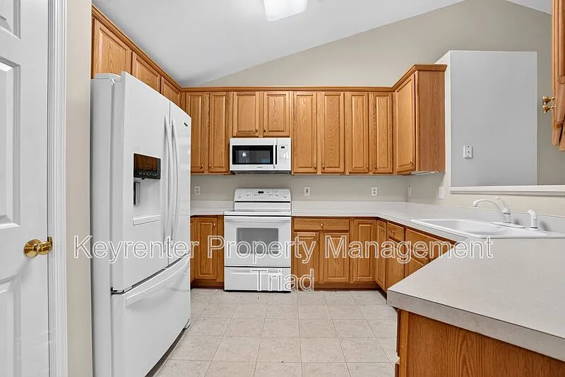 3 bed, 1.5 bath, 1380 sqft, $2,200 — Photo 2