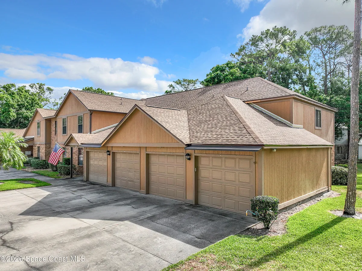 Building Photo - 605 Saint Albans Ct #18H