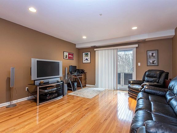 3rd image of 12 Dogwood Ct