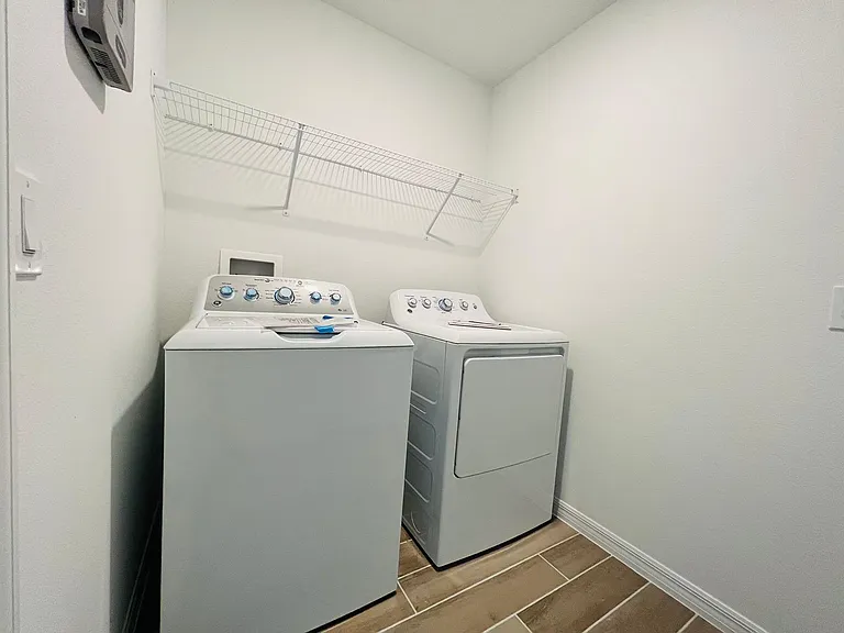 2223 Derwent Dr — Photo 20