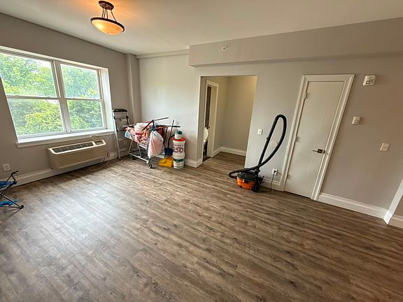 4th image of 100-106 N Grove St #403A