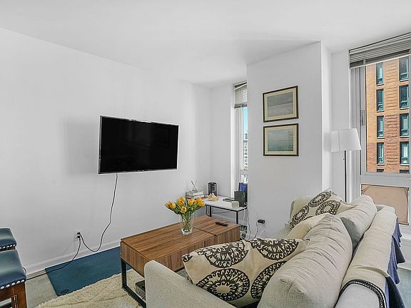 3rd image of 1 Irving Pl APT V18i