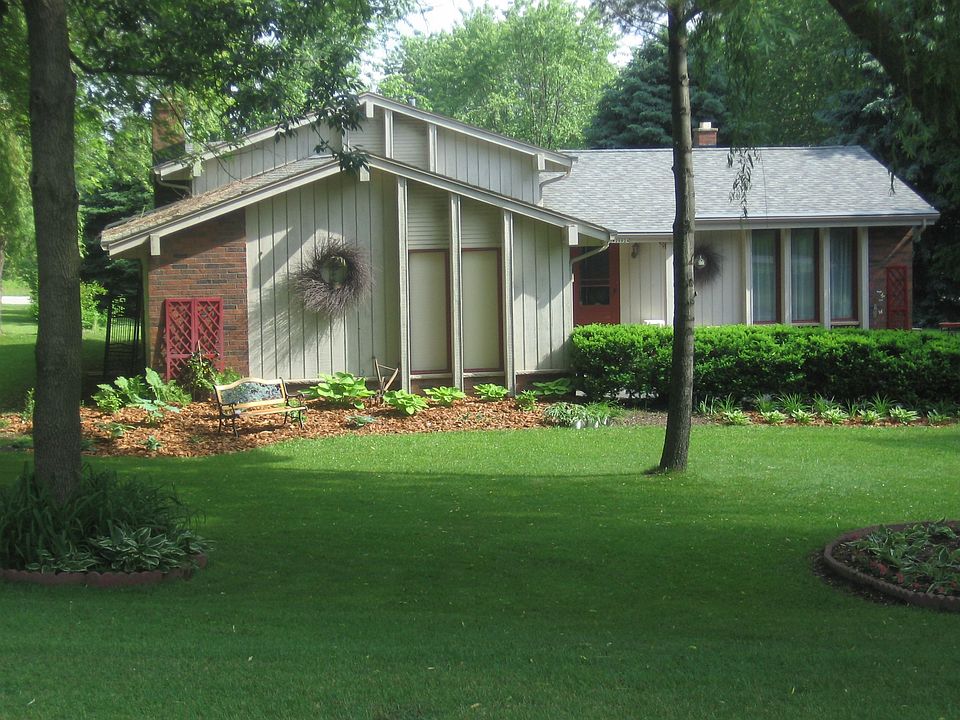 front yard -has 1 acre lot