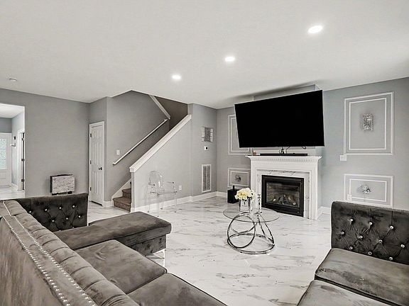 4th image of 216 Hawkins St