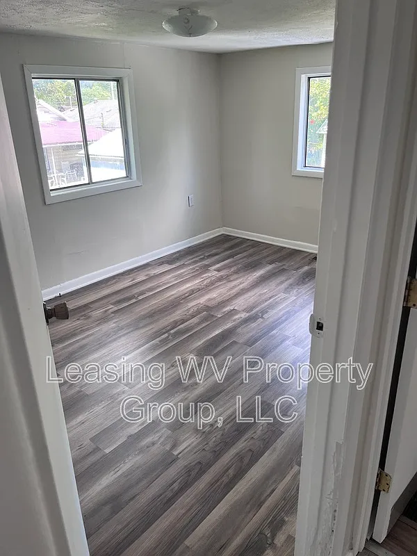 3 bed, 1.0 bath, 900 sqft, $750 — Photo 2